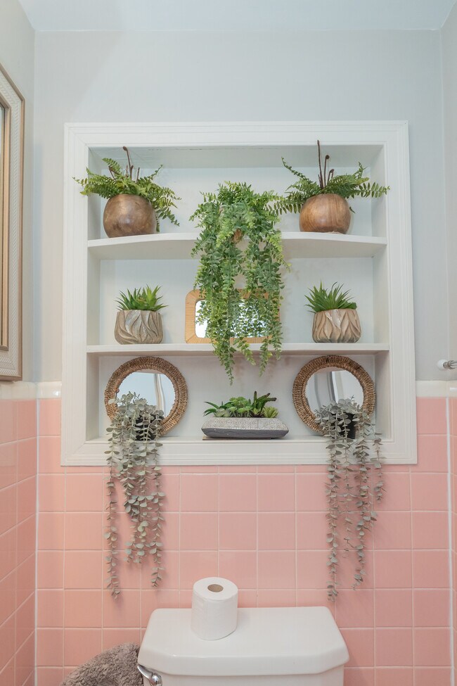 Building Photo - 944 Lakeview Dr