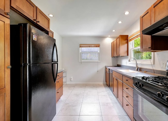 Building Photo - 706 Hessel Blvd