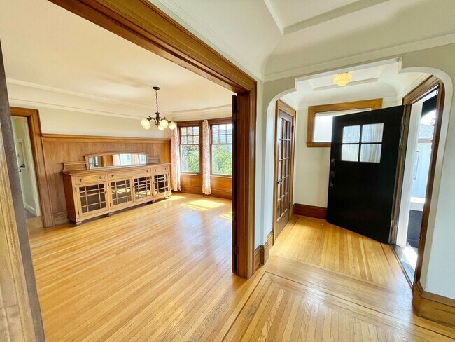 Building Photo - Westwood Park - Stunning 3BR+ / 2 BA Home w/Fabulous Back Yard! - PROGRESSIVE
