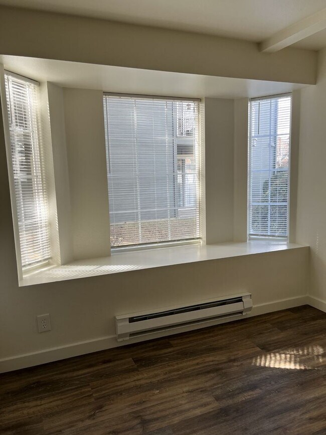 Building Photo - 1402 N Raymond St