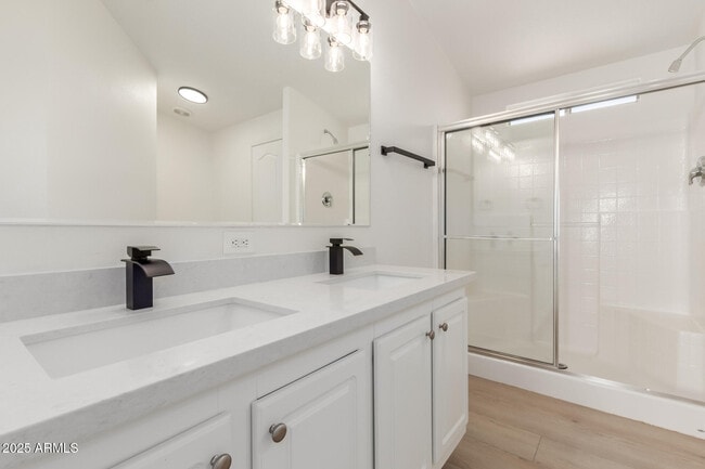 Building Photo - 120 N Val Vista Dr