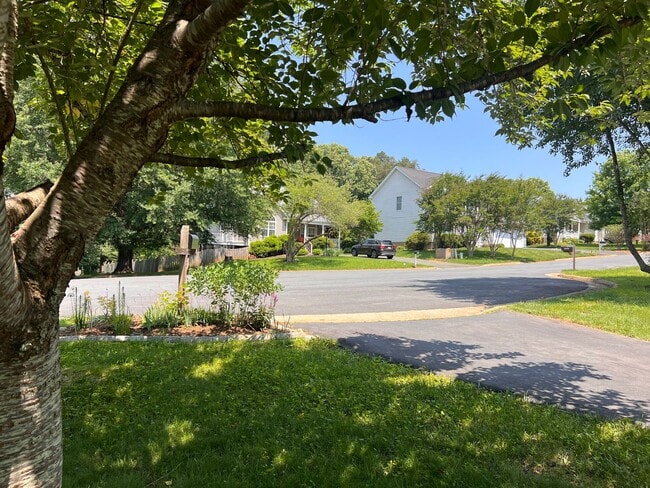 Building Photo - 1093 Wintergreen Ln