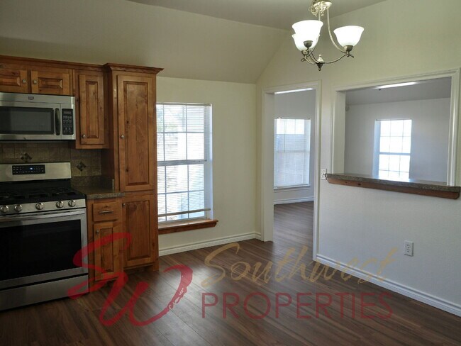Building Photo - Good looking 3 bedroom 2 bath with huge yard!