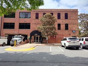 Building Photo - Luxury studio located in Factory South!