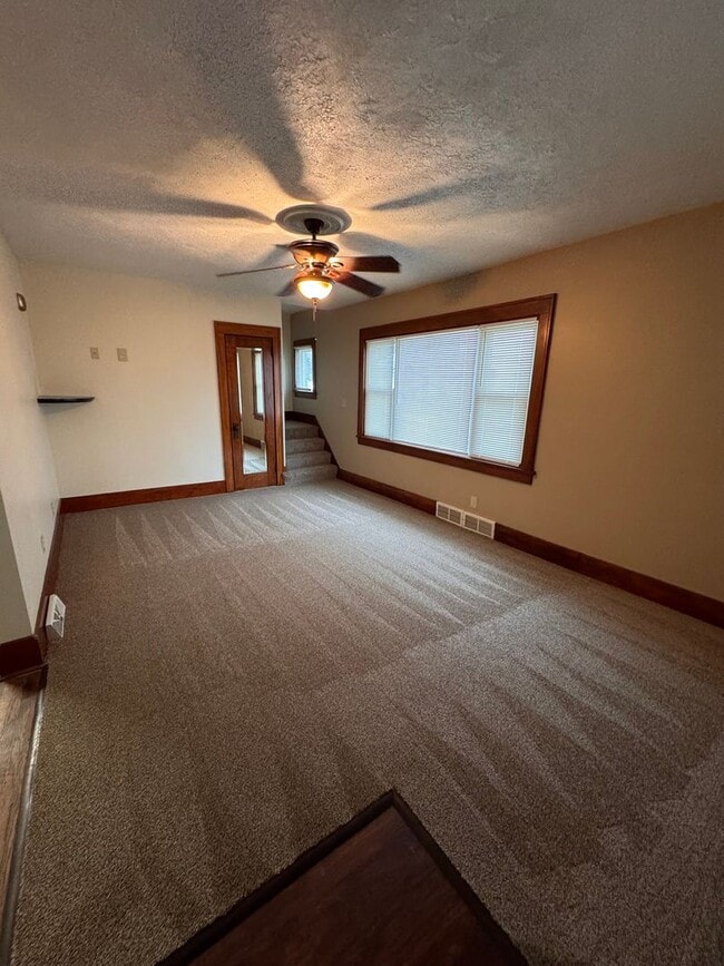 Building Photo - 853 Lawrence Ave