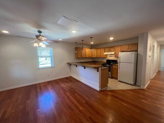 Building Photo - 702 Delevan St