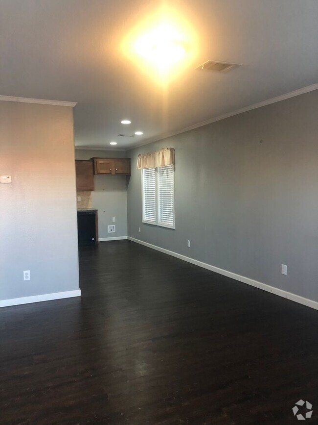 Building Photo - 1/2 OFF FIRST MONTHS RENT!! 3 bedroom 2 ba...