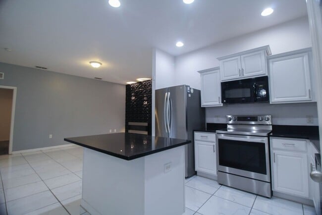 Building Photo - 224 Highland Meadows Ave