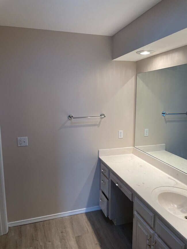 Building Photo - BEAUTIFUL Spacious home with an open floor plan in a great area!