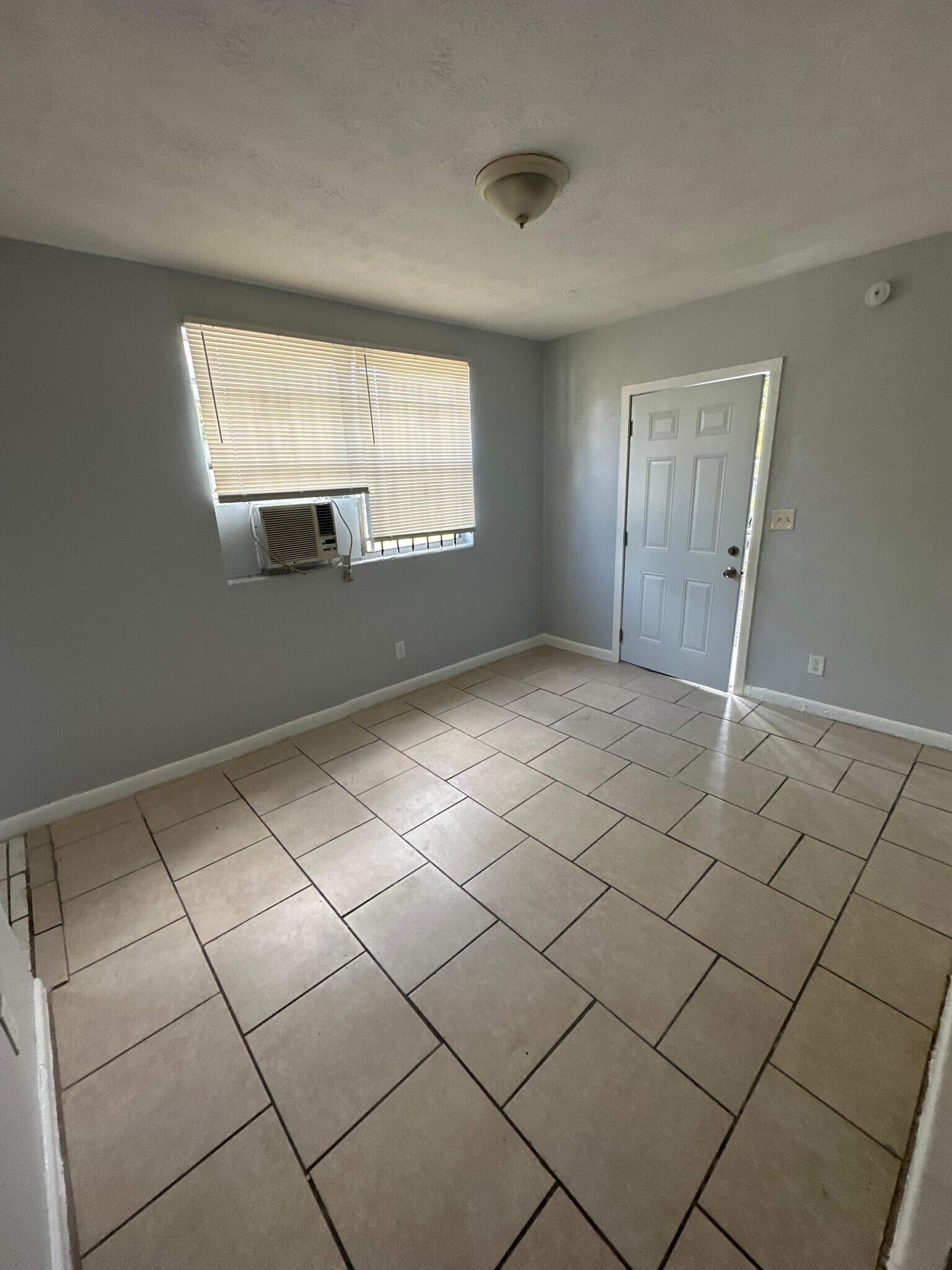 Building Photo - 1614 W 3rd St