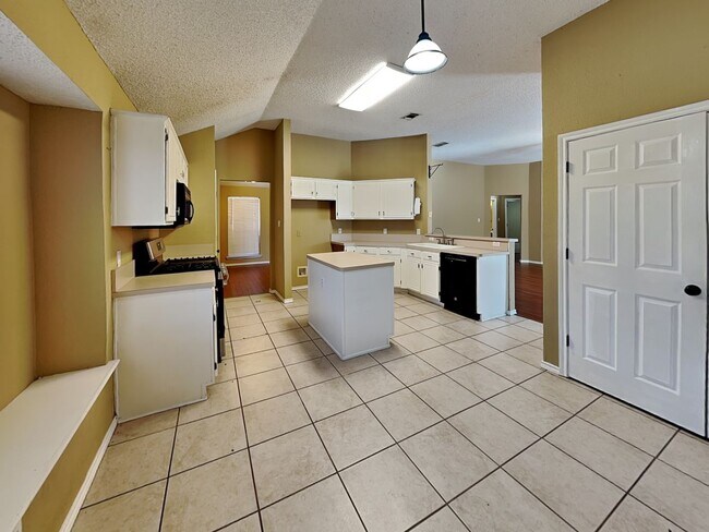 Building Photo - ***500 off the first full month’s rent with a move-in on or before 4/15*** Corner Lot in White Se...