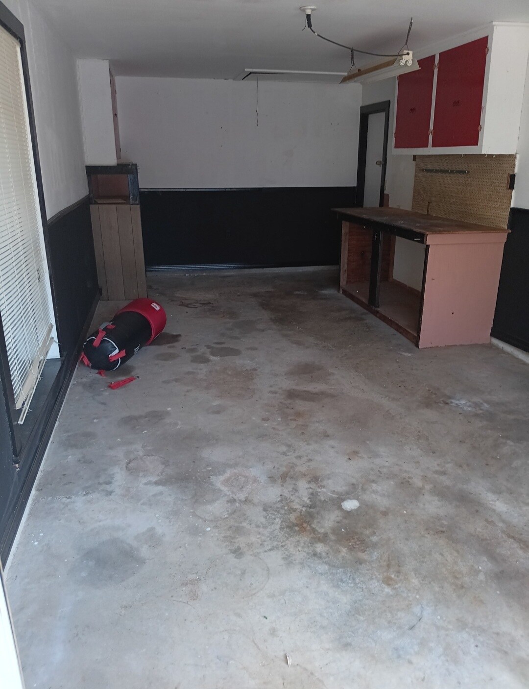 single with built-in work bench - 2308 Wesley Cir