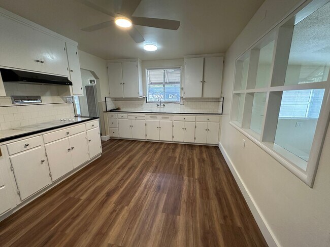 Building Photo - 881 Emory Ave