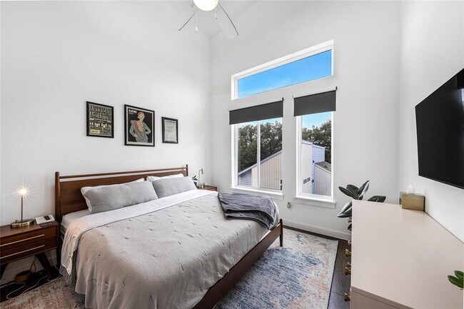 Building Photo - 814 N Bluff Dr