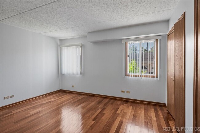 Building Photo - 451 Valley Dr