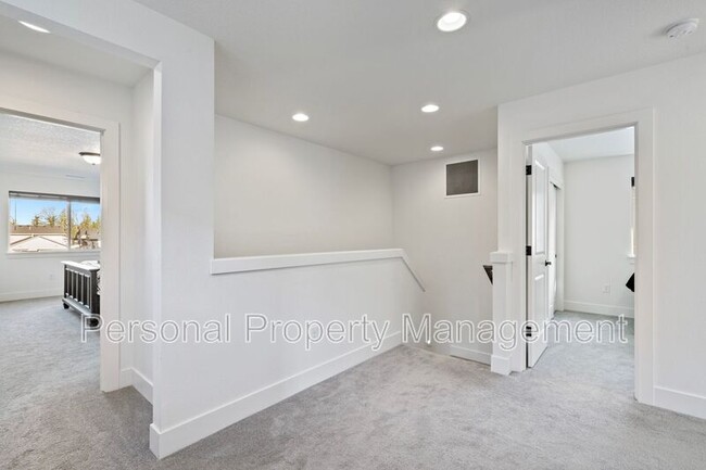 Building Photo - 13600 NE 110th Way