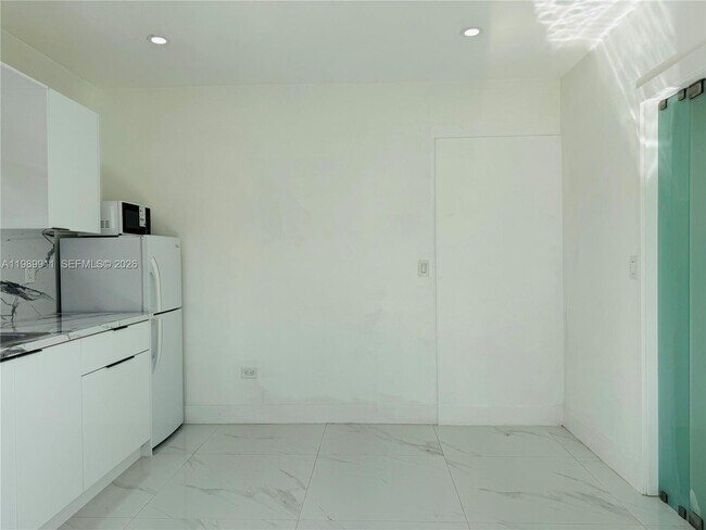 Building Photo - 706 W 40th Pl