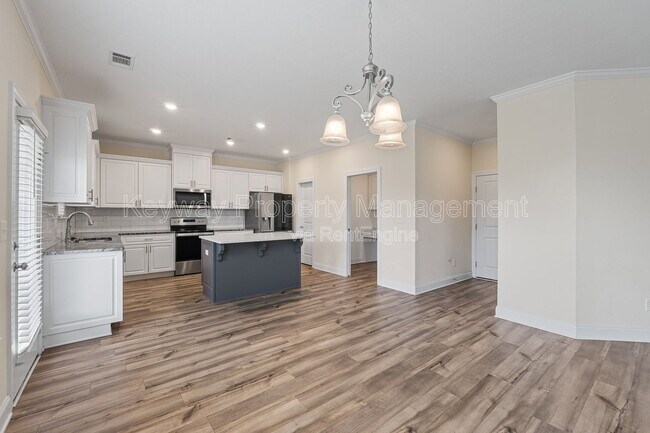 Building Photo - 585 Hampton Dr