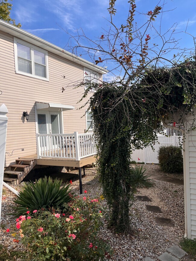 Building Photo - 1071 University Blvd