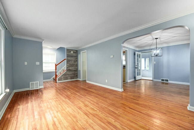 Building Photo - 5927 Hodgman Dr