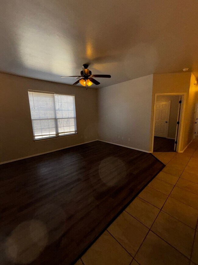 Building Photo - 3BR 2BA duplex with 2 car garage in Yukon!!