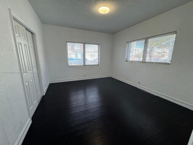 Building Photo - 8140 Crespi Blvd
