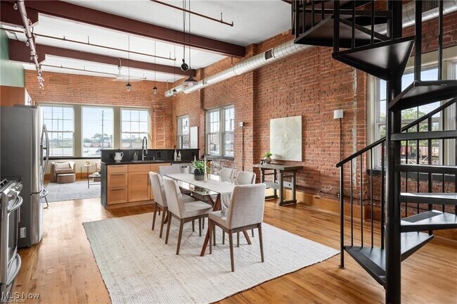 Building Photo - 1667 E 40th St