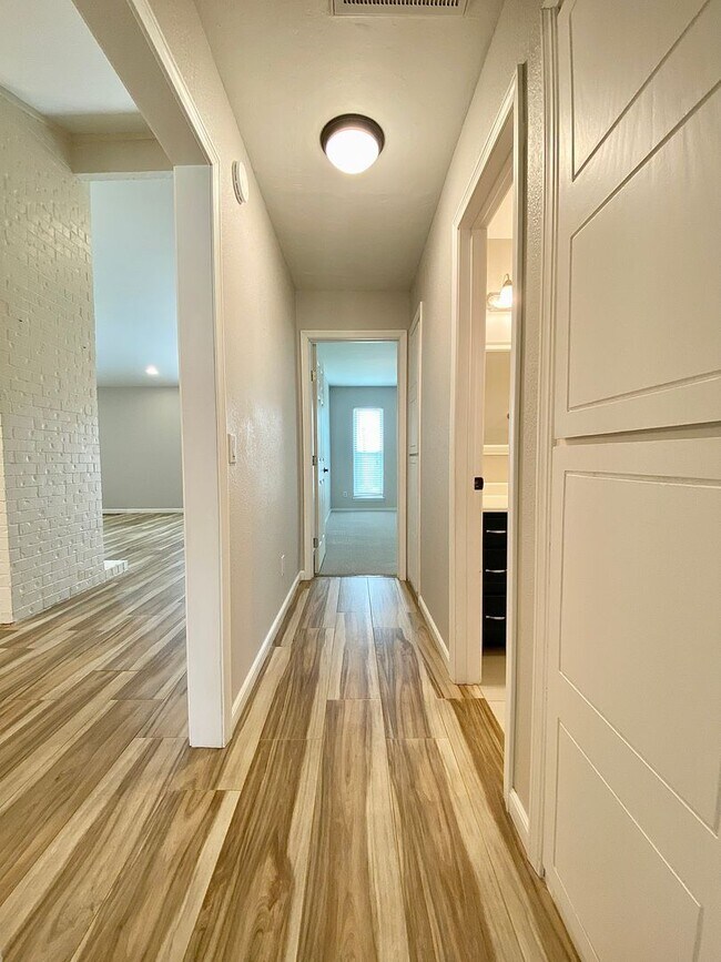 Building Photo - Gorgeous Remodeled Edmond 3 Bed 2 Bath