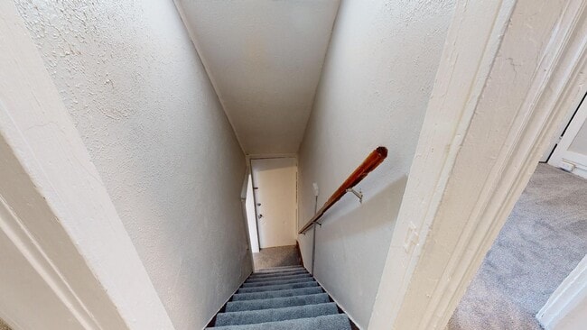 Building Photo - Huge 4 Bedroom Single Family House - almost 1500 SQ FT!