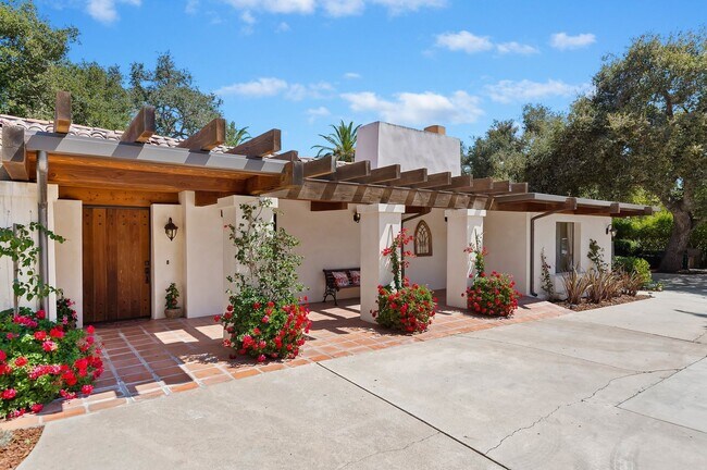 Building Photo - 525 Las Palmas Dr