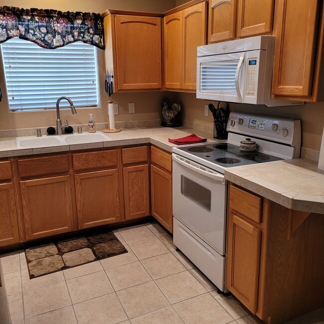 Building Photo - Furnished One Bedroom