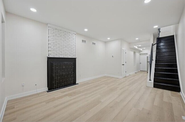 Building Photo - 1819 Judson St