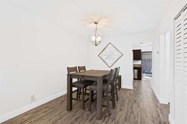 Building Photo - 344 City View Dr