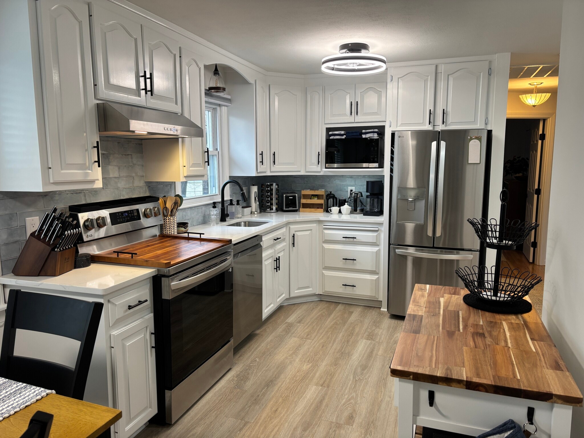 Modern kitchen - 200 Blodgett Roy Dr