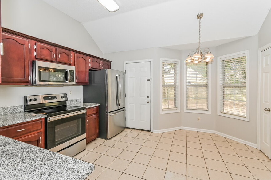 Building Photo - 8445 Clubview Dr