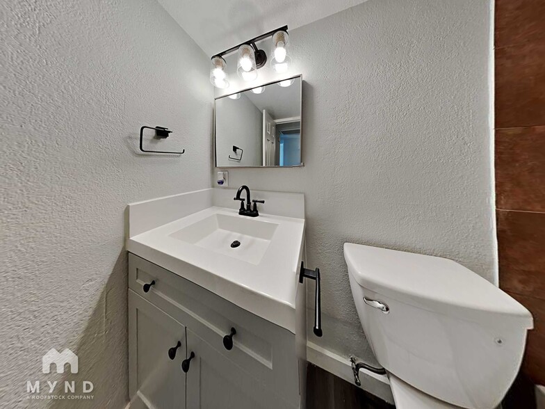 Building Photo - 5650 S 46th Pl