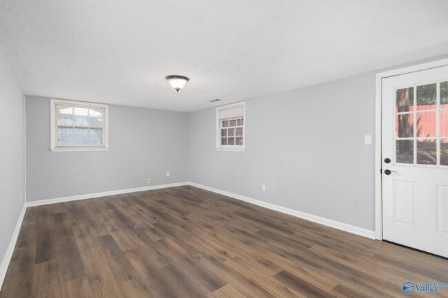 Building Photo - 2624 Excalibur Dr SE