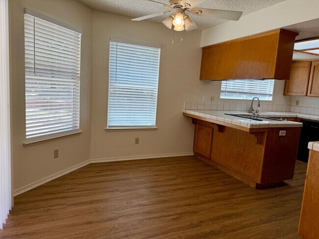 Building Photo - 4 Bed, 2.5 Bath Home with 3-Car Garage in Clovis Unified School District