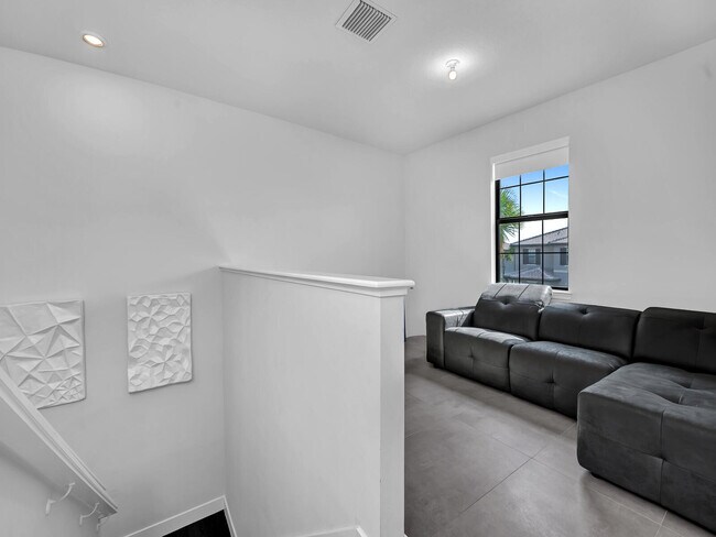 Building Photo - 4814 Chantilly Rd