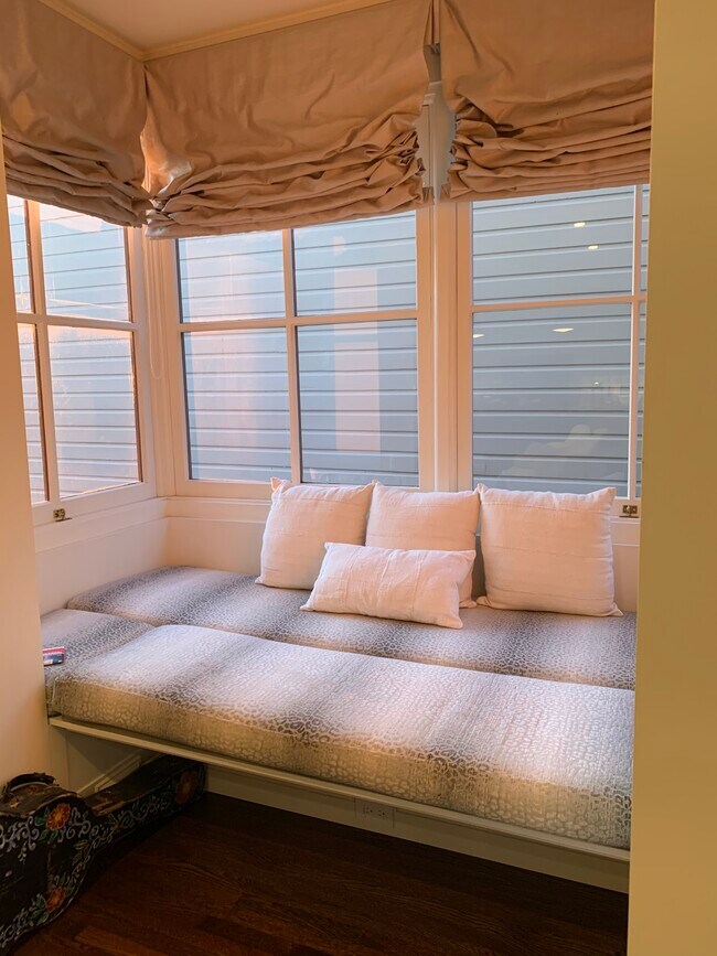 Convertible window seat to bed (great for guests) - 1450 Greenwich St