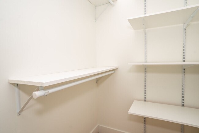 Building Photo - UPSCALE APARTMENT**Available August 2026 Call to inquire about April specials!