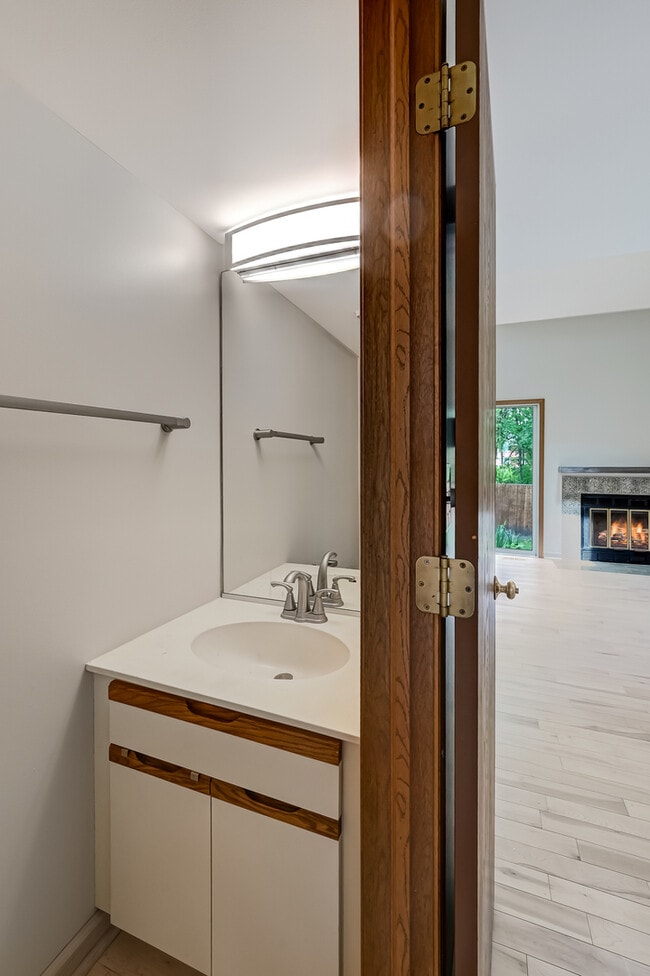 Building Photo - 30 Peach tree Ln