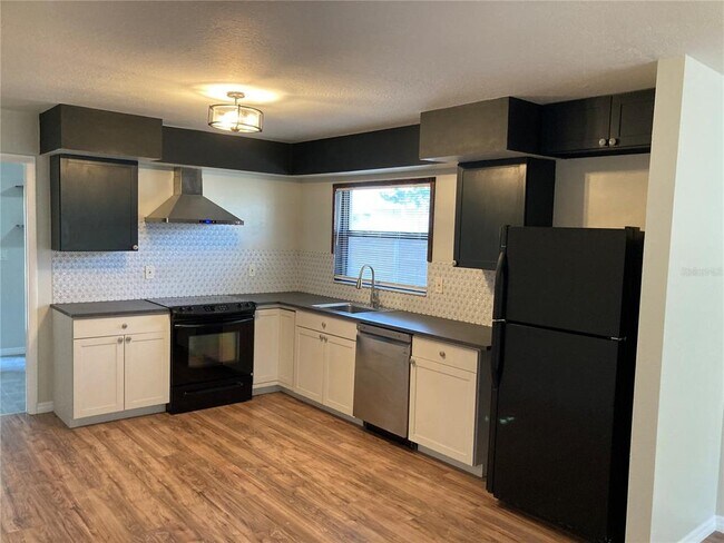 Building Photo - 2028 29th Ave N