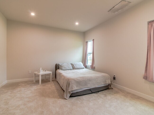 Building Photo - WINTER RENTAL - 3 BED 2.5 BATH SINGLE FAMI...