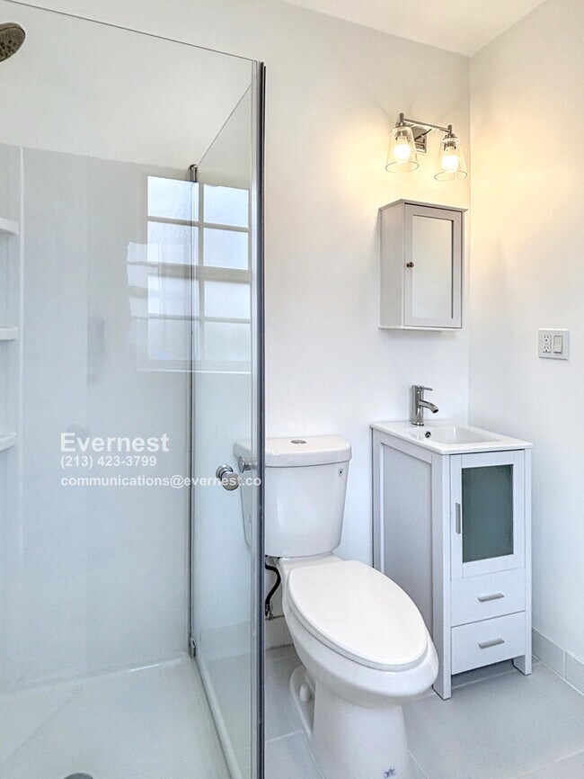 Building Photo - Lovely 2-Bedroom Duplex with Modern Comfor...