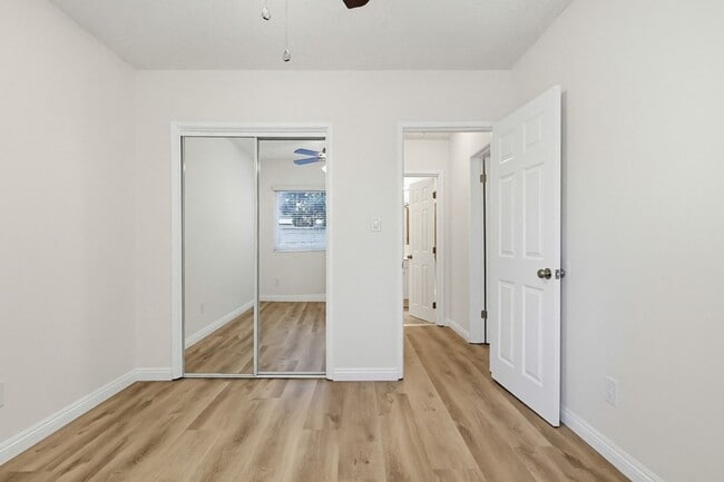 Building Photo - 537 E Hyde Park Blvd