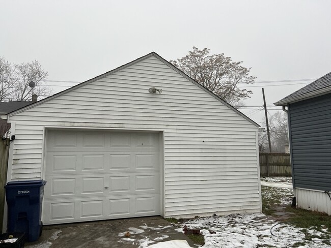 Building Photo - 987 Montie Rd