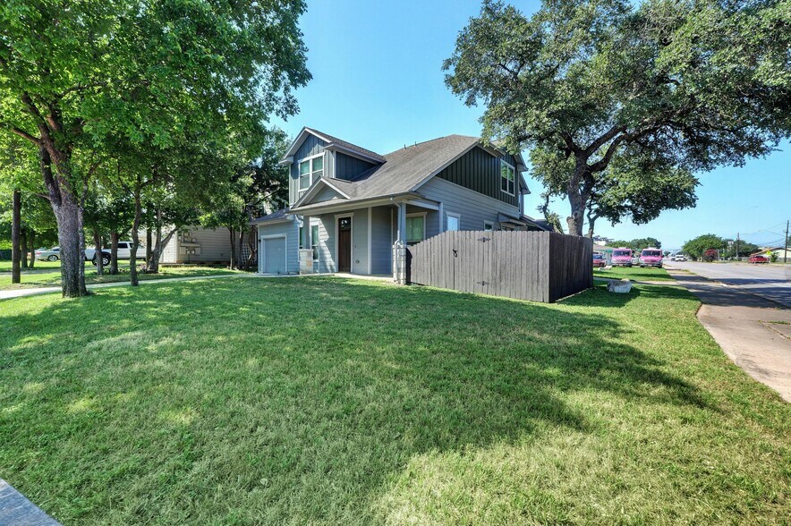 Building Photo - 3421 Blumie St