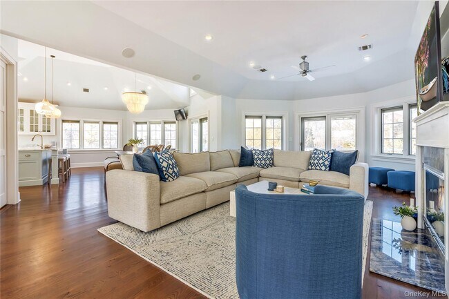 Building Photo - 695 Sound Dr