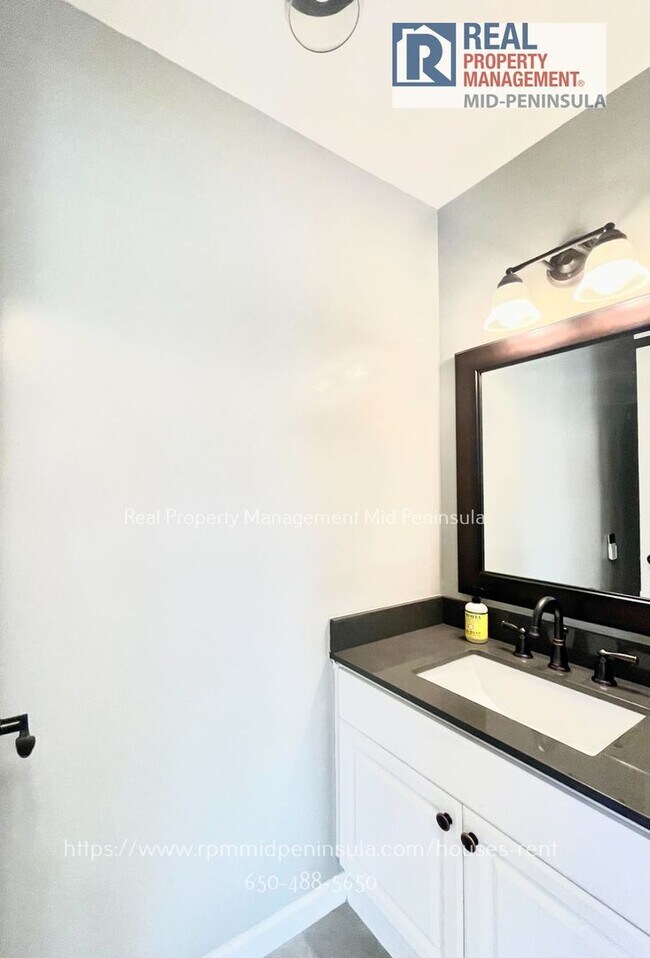 Building Photo - Stunning 2 Bedroom 1.5 Bathroom Waterfront Townhome in Foster City